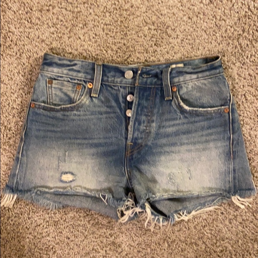 NWOT Levi’s hi rise denim shorts 25
